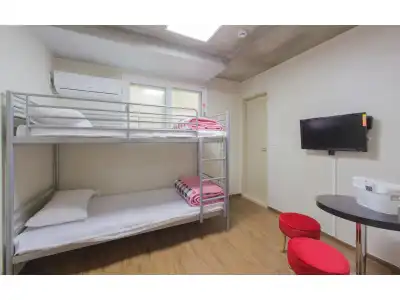 KW Hongdae Line Hostel - 1