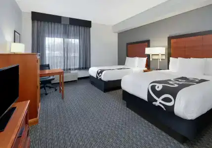 La Quinta Inn & Suites by Wyndham Dallas North Central - 3