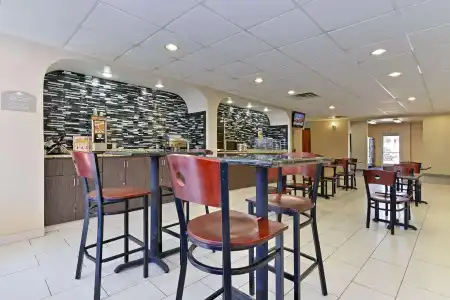 Quality Inn & Suites Fort Worth North - Haltom City - 17