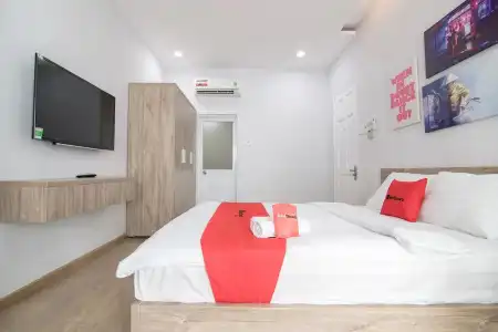 RedDoorz Plus @ Nguyen Van Troi - 3