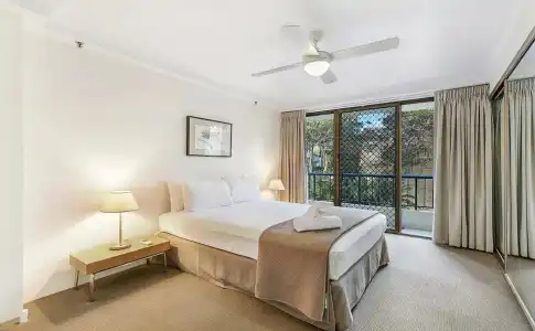 Surfers Century Oceanside Apartments - 1