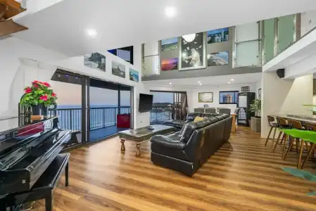 Burleigh Esplanade Beachfront Apartments - 1