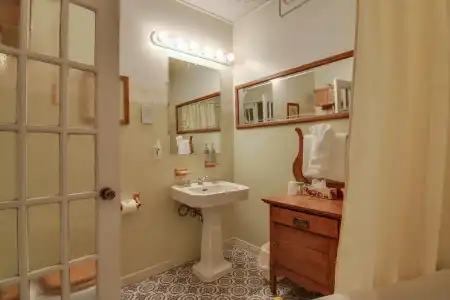 Stone Maiden Inn - 9