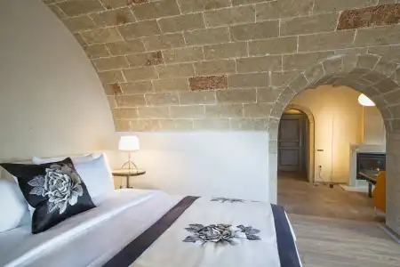 Moni Emvasis Luxury Suites - 2