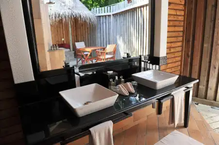 Komandoo Island Resort & Spa - 4