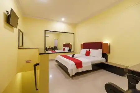 RedDoorz Plus near Ancol - 23