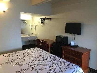 Van Ness Inn - 29