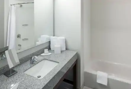 Courtyard by Marriott Richmond Downtown - 8
