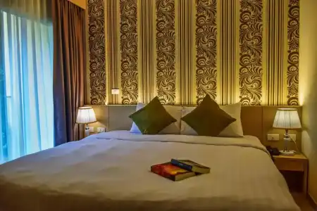 Ocean and Ole Patong - 26