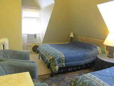 Bonnevue Manor Bed & Breakfast - 4