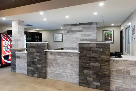 Ramada by Wyndham Revelstoke - 1