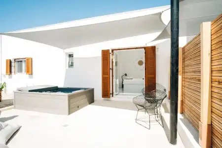 Mesanto Luxury Suites - 102