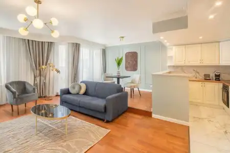 Queen's Court & Residence - 220