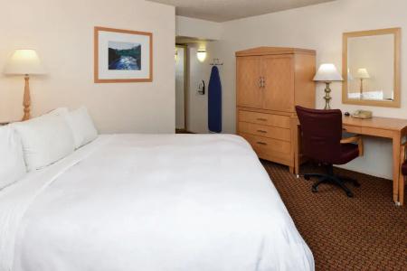 Red Lion Woodlake & Conference Center - 6
