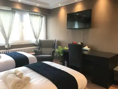 Mike's Four - Hostel - 1