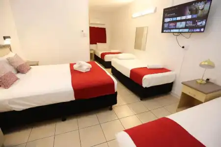 Tropic Coast Motel - 150