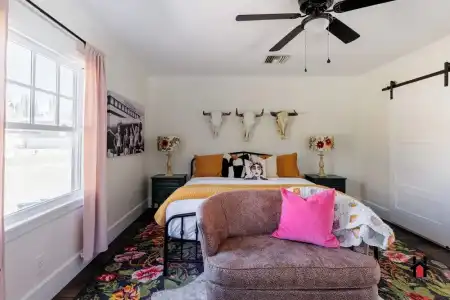 Remodeled 1920s Bungalow & Retro Casita - 20