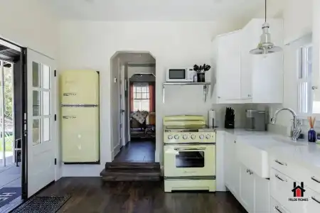 Remodeled 1920s Bungalow & Retro Casita - 18