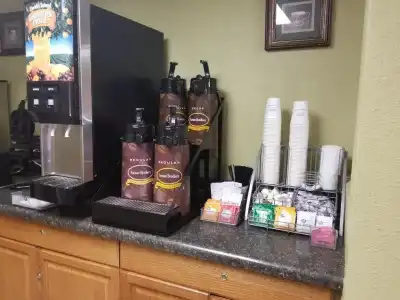 Days Inn by Wyndham Bismarck - 17