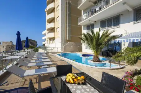 Montelux Apartments - 10