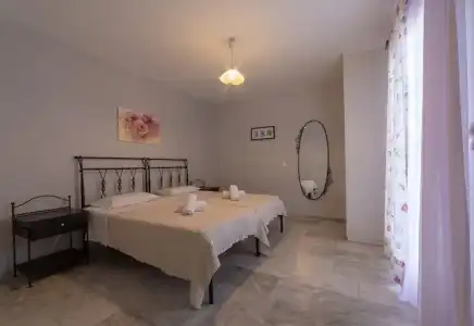 Aphrodite & Apartments - 3