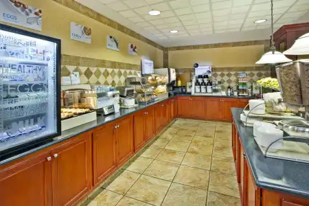 Holiday Inn Express & Suites Fort Wayne by IHG - 8