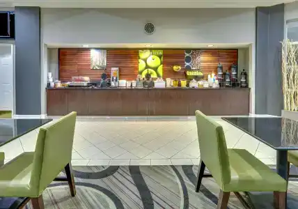 La Quinta Inn & Suites by Wyndham Dallas North Central - 16