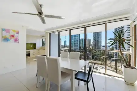 Surfers Century Oceanside Apartments - 132