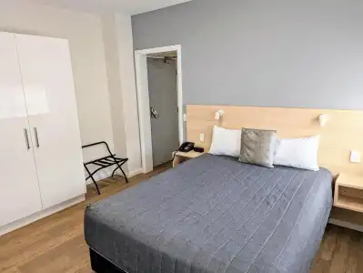 Mayfair Plaza Motel - 2