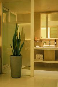 Peninsula Grand - 55