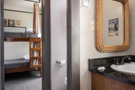 Gardner & Hostel - 79