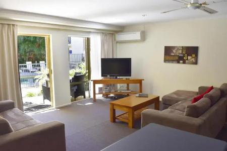 Beachside Holiday Apartments - 57