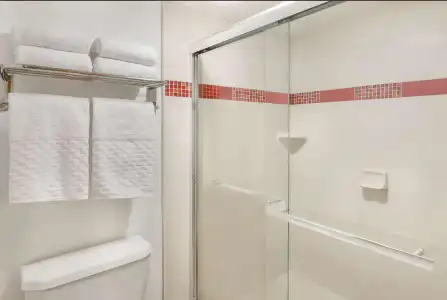 Best Western Plus Raffles Inn & Suites - 44