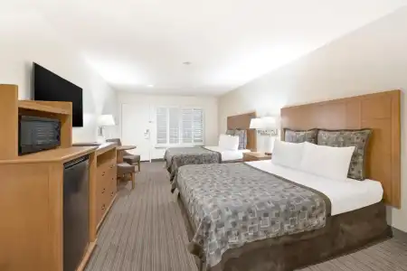 Anaheim Desert Inn and Suites - 4