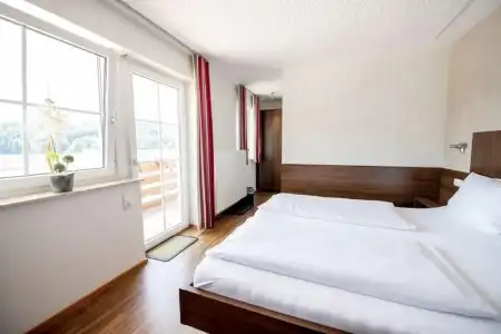 Garni Henn - 44