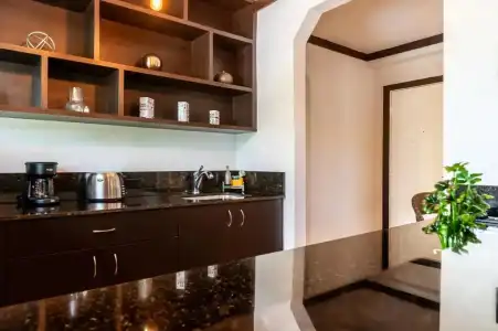 Lincoln Arms Suites - 16