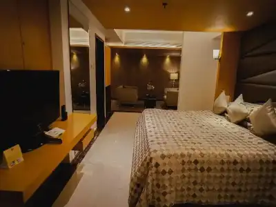 Peninsula Grand - 43