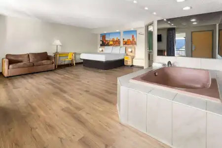 Days Inn & Suites by Wyndham Albany - 3