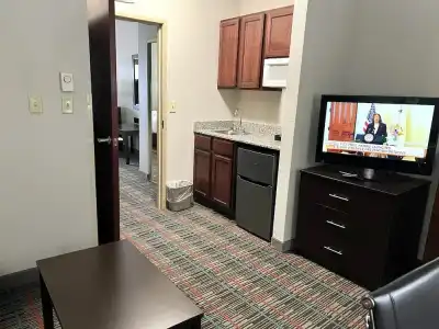 Quality Inn & Suites, Near University - 36