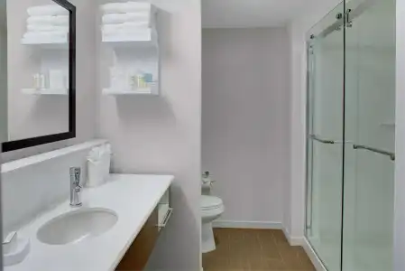 Hampton Inn and Suites Manchester - 7