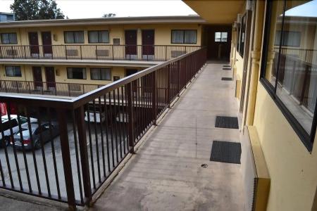 Van Ness Inn - 33