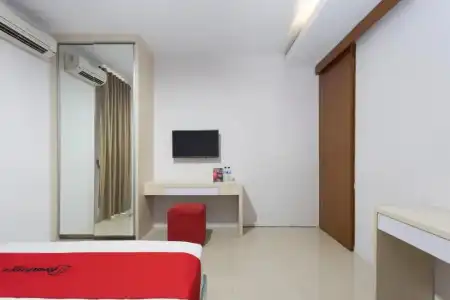 RedDoorz Plus near Cilandak Town Square 2 - 21