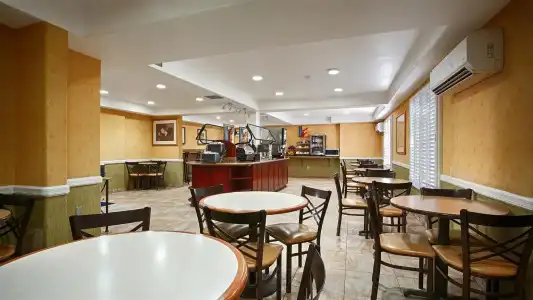 Best Western Plus Raffles Inn & Suites - 24