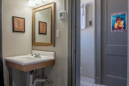 Gardner & Hostel - 104