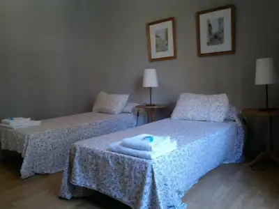 Ally's Guest House Barcelona B&B - 1