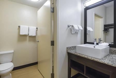 Red Roof Plus+ Phoenix West - 8