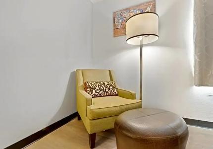 Days Inn by Wyndham Erie - 26