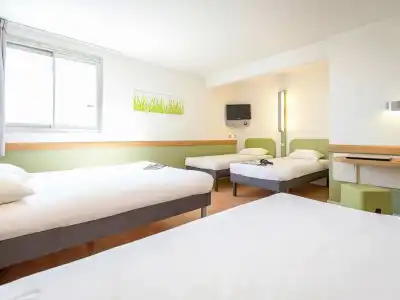 ibis budget Fréjus Saint-Raphaël Centre et Plage - 1