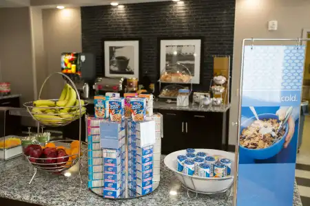 Hampton Inn & Suites Oklahoma City Airport - 43