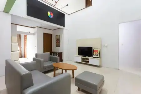 RedDoorz Plus near Cilandak Town Square 2 - 1